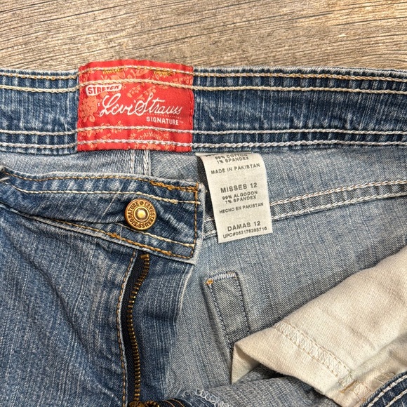 Levi's Blue Jean Shorts with Classic Style - Picture 2 of 3